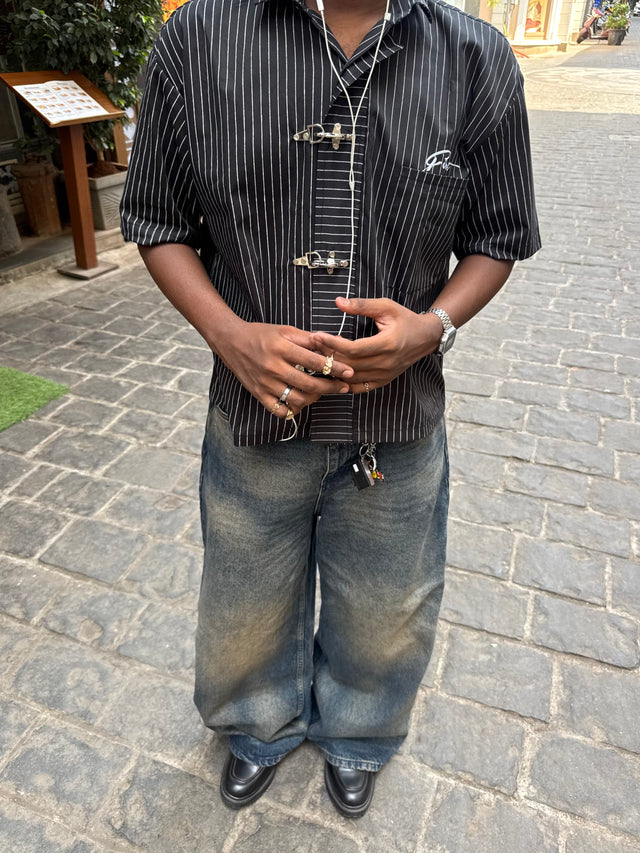 METAL CLASP BLACK STRIPE SHIRT