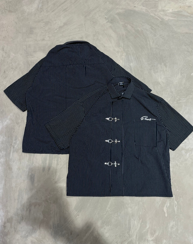 METAL CLASP BLACK STRIPE SHIRT