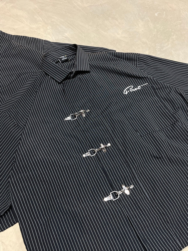 METAL CLASP BLACK STRIPE SHIRT