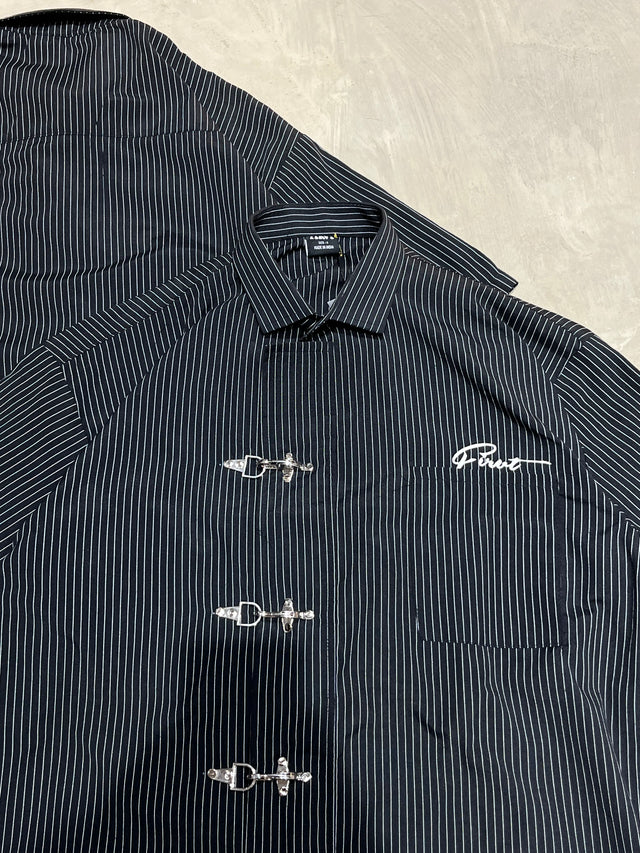 METAL CLASP BLACK STRIPE SHIRT