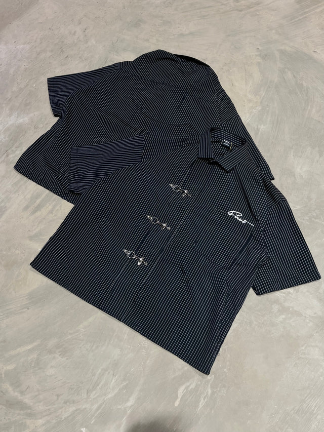 METAL CLASP BLACK STRIPE SHIRT