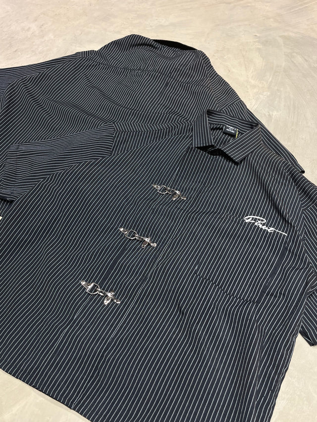 METAL CLASP BLACK STRIPE SHIRT