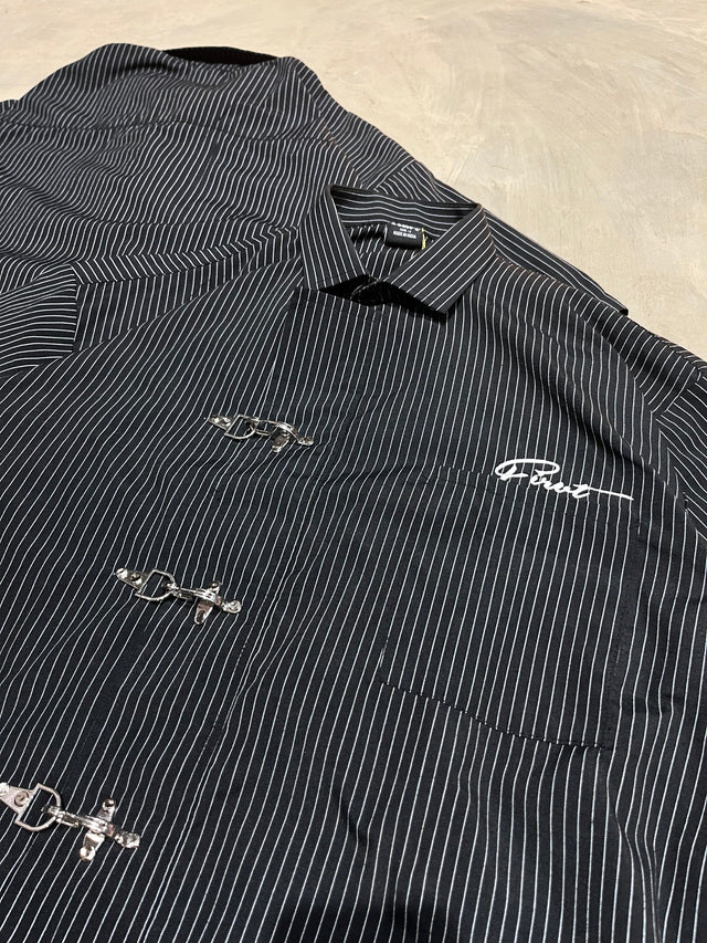 METAL CLASP BLACK STRIPE SHIRT