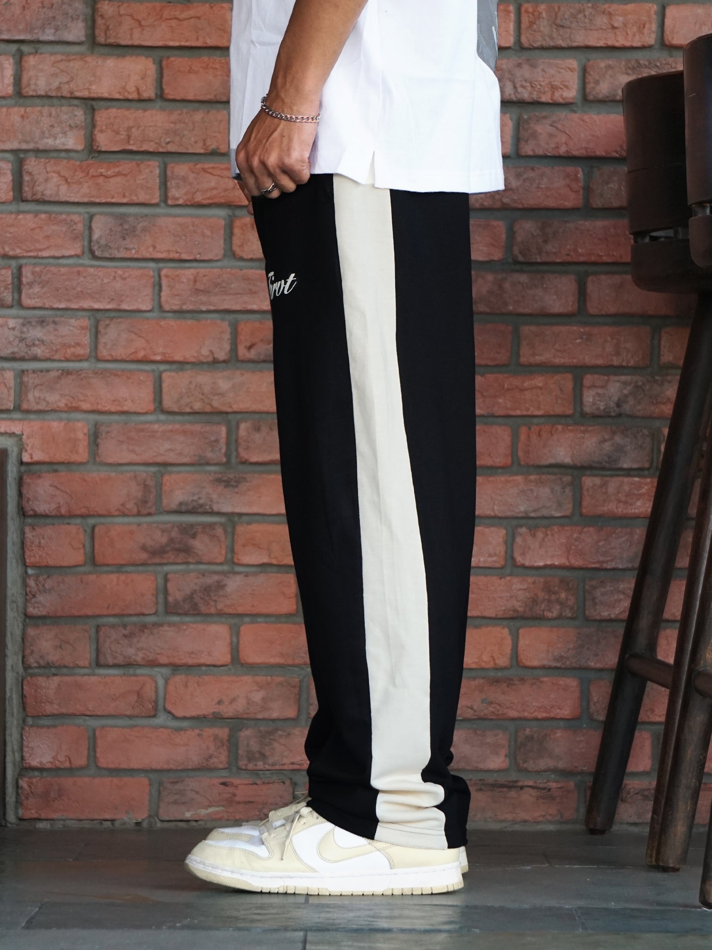 RELAXED SIDE STRIPE SWEATPANTS