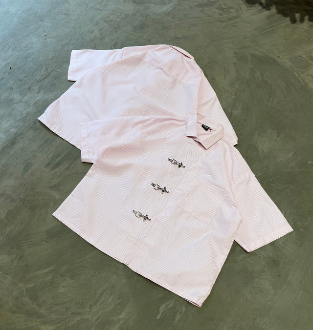 METAL CLASP PINK STRIPE SHIRT